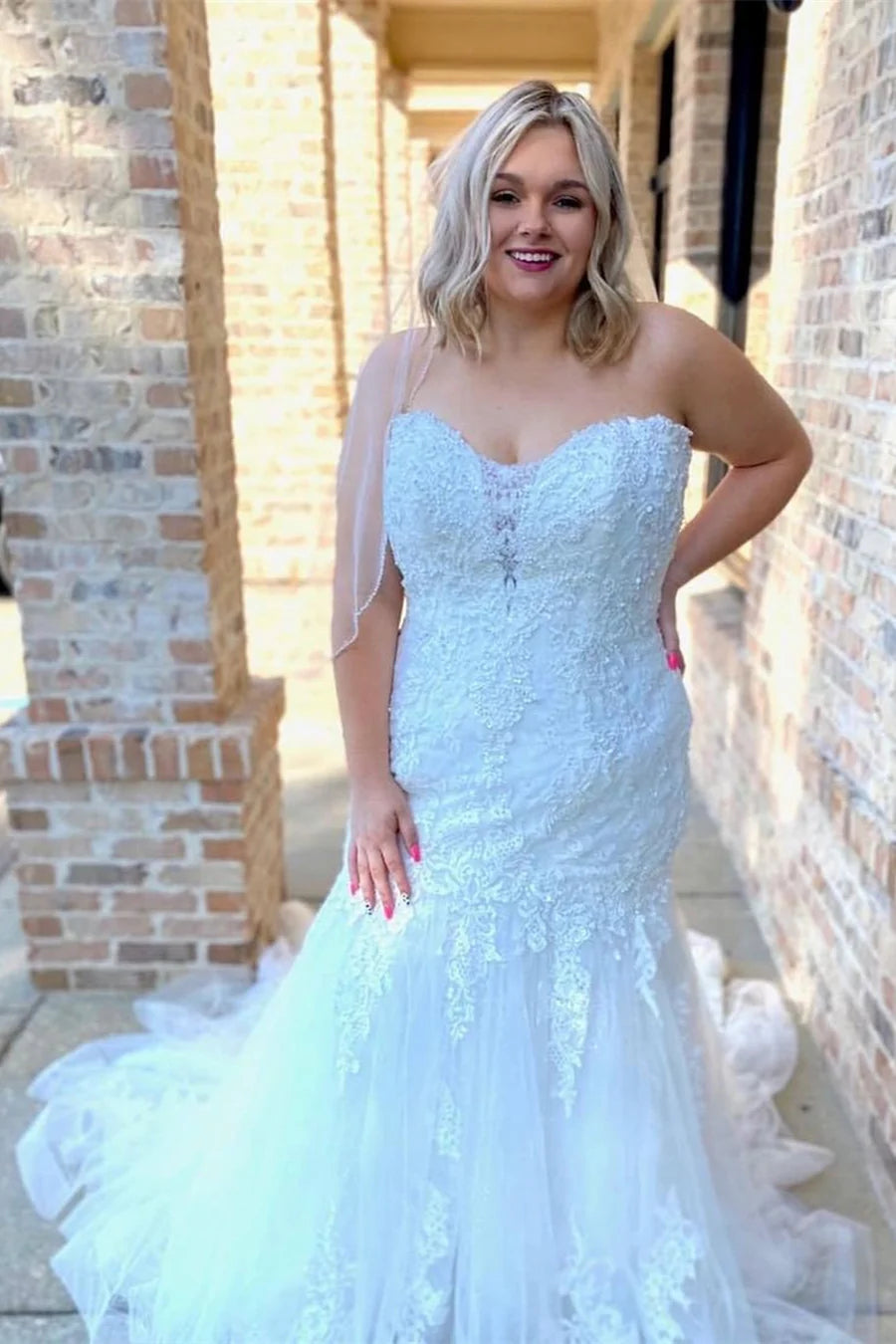 Vestido de novia de cola de trompeta sin tirantes con apliques
